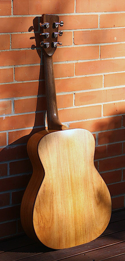 OONA™ Grand Performance, solid wood acoustic guitar. Red cedar soundboard, rosewood body, black walnut neck