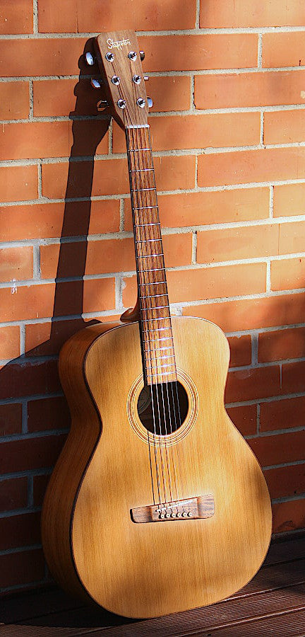 OONA™ Grand Performance, solid wood acoustic guitar. Red cedar soundboard, rosewood body, black walnut neck