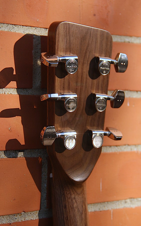 OONA™ Grand Performance, solid wood acoustic guitar. Red cedar soundboard, rosewood body, black walnut neck