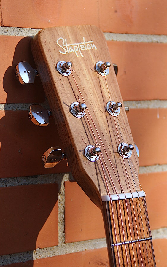 OONA™ Grand Performance, solid wood acoustic guitar. Red cedar soundboard, rosewood body, black walnut neck