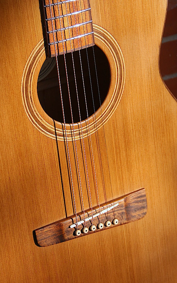 OONA™ Grand Performance, solid wood acoustic guitar. Red cedar soundboard, rosewood body, black walnut neck