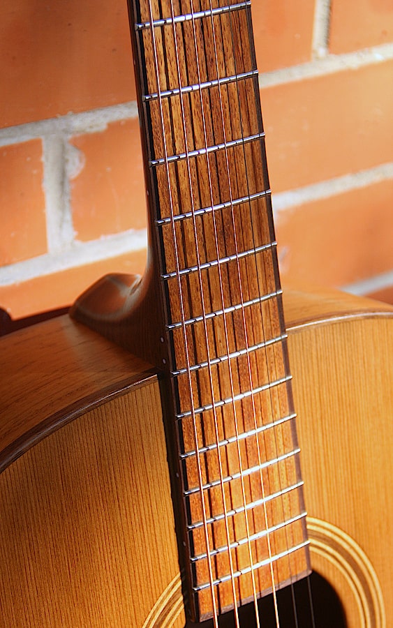 OONA™ Grand Performance, solid wood acoustic guitar. Red cedar soundboard, rosewood body, black walnut neck